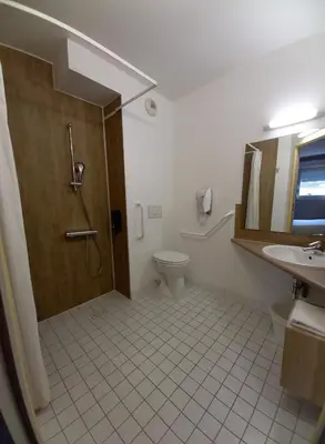 Salle de bains dans l'établissement B&B HOTEL Saint-Etienne Monthieu