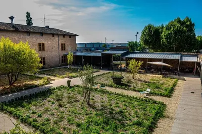 Jardin de l'établissement Demeures et Châteaux l'Abbaye Caladoise