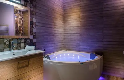 Salle de bains dans l'établissement Demeures et Châteaux l'Abbaye Caladoise
