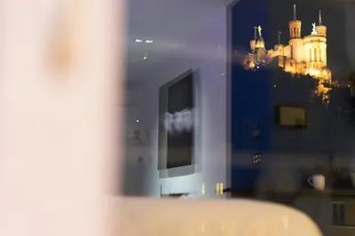 Télévision ou salle de divertissement dans l'établissement MiHotel Vieux Lyon