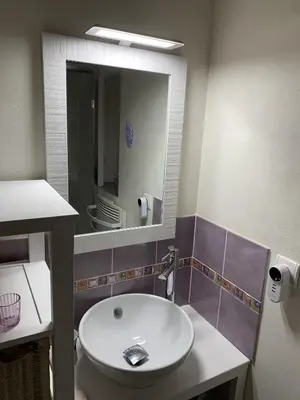 Salle de bains dans l'établissement Communay Gablys Chambres