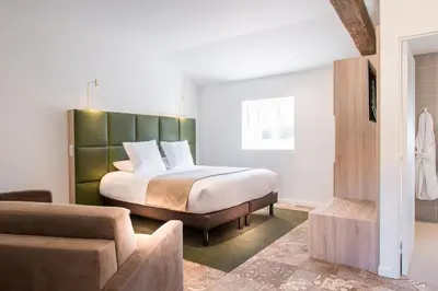 Un ou plusieurs lits dans un hébergement de l'établissement Logis Hôtel Le Tilia