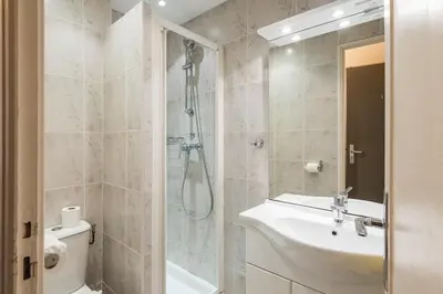 Salle de bains dans l'établissement Lyo Hôtel - Centre Lyon Perrache