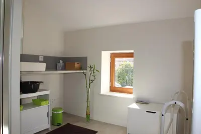 Cuisine ou kitchenette dans l'établissement Grand duplex au calme en centre-ville