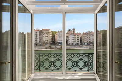 Balcon ou terrasse dans l'établissement Le Phénix Hôtel