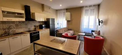Cuisine ou kitchenette dans l'établissement Appart hotel sathonay rillieux Lyon