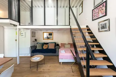 Coin salon dans l'établissement Le Ferratière - Moderne industriel du Vieux Lyon