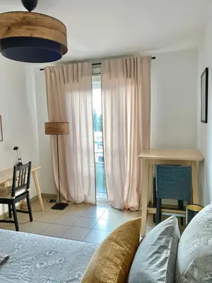 Coin salon dans l'établissement Appartement en face Hopital Nord