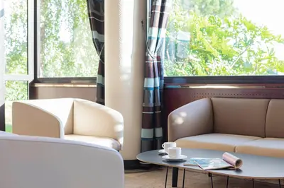 Coin salon dans l'établissement Logis Lyon Est Porte de l'Ain
