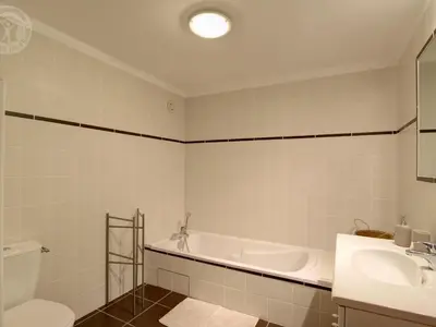 Salle de bains dans l'établissement Gîte spacieux en campagne avec jacuzzi, sauna et jeux extérieurs - FR-1-496-52