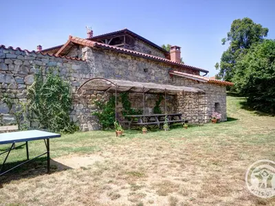 Plan de l'établissement Gîte spacieux en campagne avec jacuzzi, sauna et jeux extérieurs - FR-1-496-52
