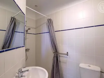 Salle de bains dans l'établissement Gîte spacieux en campagne avec jacuzzi, sauna et jeux extérieurs - FR-1-496-52
