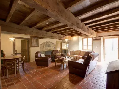 Coin salon dans l'établissement Gîte authentique 12 pers avec terrasse en campagne - FR-1-496-54