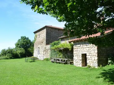 Jardin de l'établissement Gîte authentique 12 pers avec terrasse en campagne - FR-1-496-54