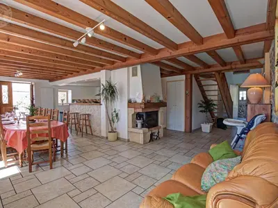 Coin salon dans l'établissement Grand Gîte 6 Chambres avec Cheminée, Animaux Acceptés, Campagne Lyon-Roanne - FR-1-496-65