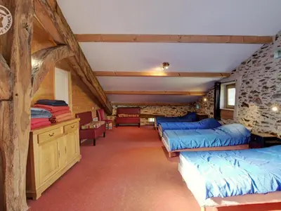 Un ou plusieurs lits dans un hébergement de l'établissement Gîte 13 pers. avec patio, proximité Parc du Pilat, animaux admis, parking - FR-1-496-72