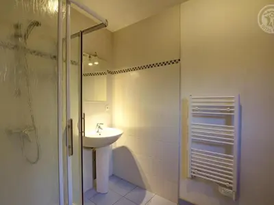 Salle de bains dans l'établissement Spacieux Gîte Familial aux Sycomores - FR-1-496-73