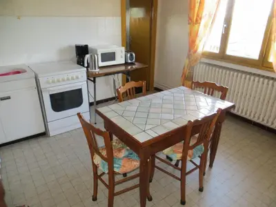 Cuisine ou kitchenette dans l'établissement Gîte à Lorette avec jardin et jeux pour enfants - FR-1-496-76
