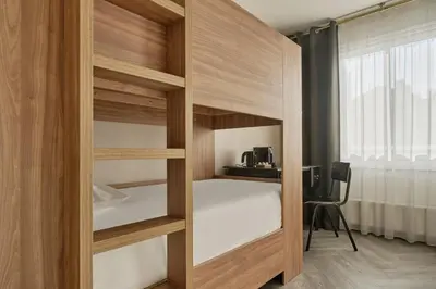 Un ou plusieurs lits dans un hébergement de l'établissement Hôtel Chromatics & Restaurant Hill Club by HappyCulture