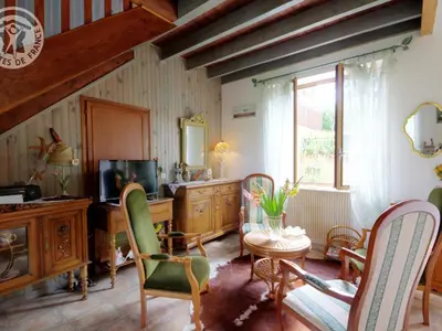 Coin salon dans l'établissement Gîte Charmant avec Terrasse et Jardin, Animaux Bienvenus - FR-1-496-90