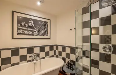 Salle de bains dans l'établissement Cour des Loges Lyon, A Radisson Collection Hotel