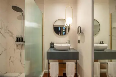 Salle de bains dans l'établissement Cour des Loges Lyon, A Radisson Collection Hotel
