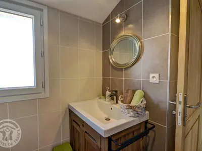 Salle de bains dans l'établissement Gîte confortable à Genilac avec terrasse et jardin, idéal pour 2 personnes - FR-1-496-114