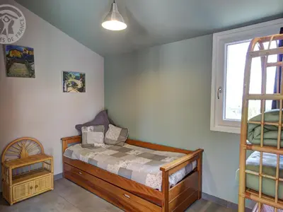 Un ou plusieurs lits dans un hébergement de l'établissement Gîte confortable à Genilac avec terrasse et jardin, idéal pour 2 personnes - FR-1-496-114