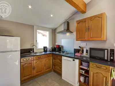 Cuisine ou kitchenette dans l'établissement Gîte confortable à Genilac avec terrasse et jardin, idéal pour 2 personnes - FR-1-496-114