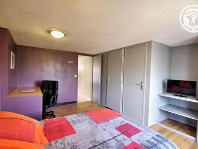 Télévision ou salle de divertissement dans l'établissement Gîte Studio avec Terrasse Privée au Cœur du Vignoble - FR-1-496-116