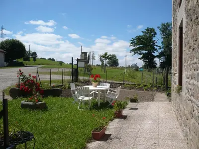Jardin de l'établissement Gîte à la campagne avec animaux acceptés proche Saint-Étienne - FR-1-496-144