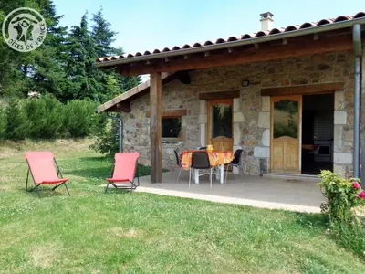Jardin de l'établissement Gîte familial avec terrasse et animaux bienvenus - FR-1-496-145