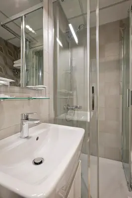 Salle de bains dans l'établissement Hôtel du Dauphin