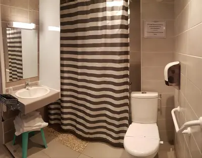Salle de bains dans l'établissement Hôtel La Bérangère