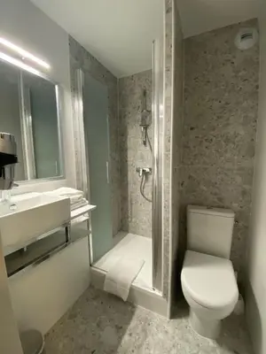 Salle de bains dans l'établissement La Roselière