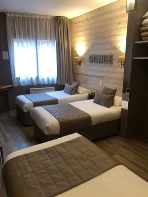 Un ou plusieurs lits dans un hébergement de l'établissement Logis Hôtel Restaurant Burnichon