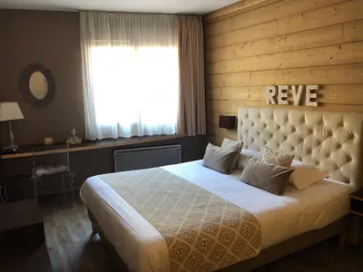 Un ou plusieurs lits dans un hébergement de l'établissement Logis Hôtel Restaurant Burnichon