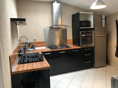 Cuisine ou kitchenette dans l'établissement Spacieux appartement 2/6 pers 110m² proche CNPE