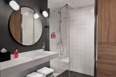 Salle de bains dans l'établissement Moxy Lyon Airport