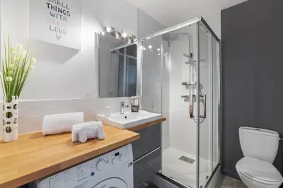 Salle de bains dans l'établissement Grand studio confort, Parking