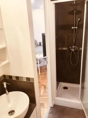 Salle de bains dans l'établissement 9M en plein centre de Lyon visite à pied