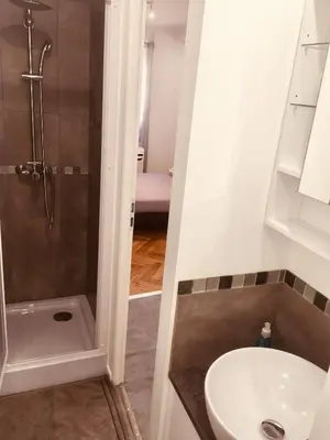 Salle de bains dans l'établissement 9G en plein centre de Lyon, visite à pied