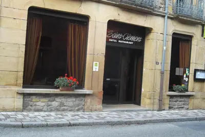Façade ou entrée de l'établissement Logis Hôtel Le Saint Clément