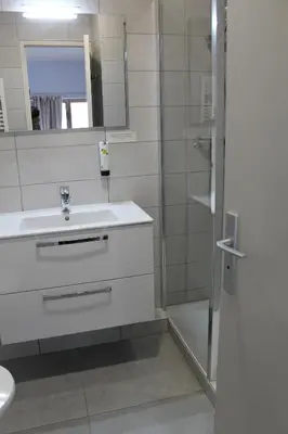 Salle de bains dans l'établissement Logis Hôtel Le Saint Clément
