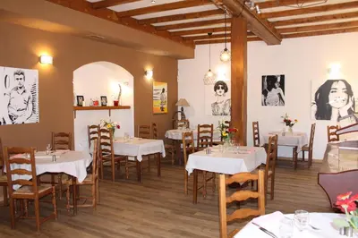 Restaurant ou autre lieu de restauration dans l'établissement Logis Hôtel Le Saint Clément