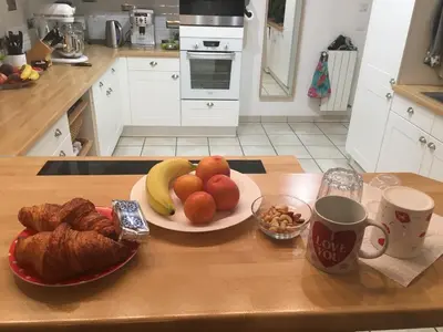 Cuisine ou kitchenette dans l'établissement Chambres dans villa avec piscine
