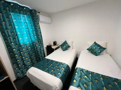 Un ou plusieurs lits dans un hébergement de l'établissement HOTEL DE LA PAIX Lyon Sud Givors