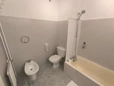 Salle de bains dans l'établissement Adonis Lyon Est Hôtel Artys