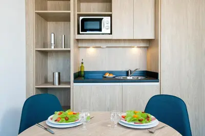 Cuisine ou kitchenette dans l'établissement Residhome Lyon Gerland