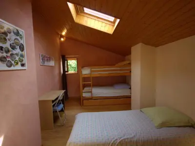 Un ou plusieurs lits dans un hébergement de l'établissement Maison rustique avec jardin à Aveizieux, animaux admis - FR-1-496-175
